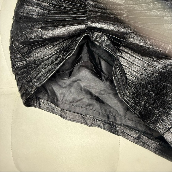 Forever 21 Black faux leather Textured Short size small - Picture 2 of 9